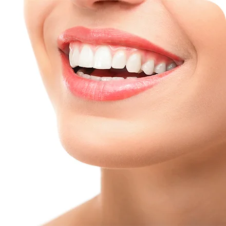 Mujer sonriendo y mostrando los dientes blancos